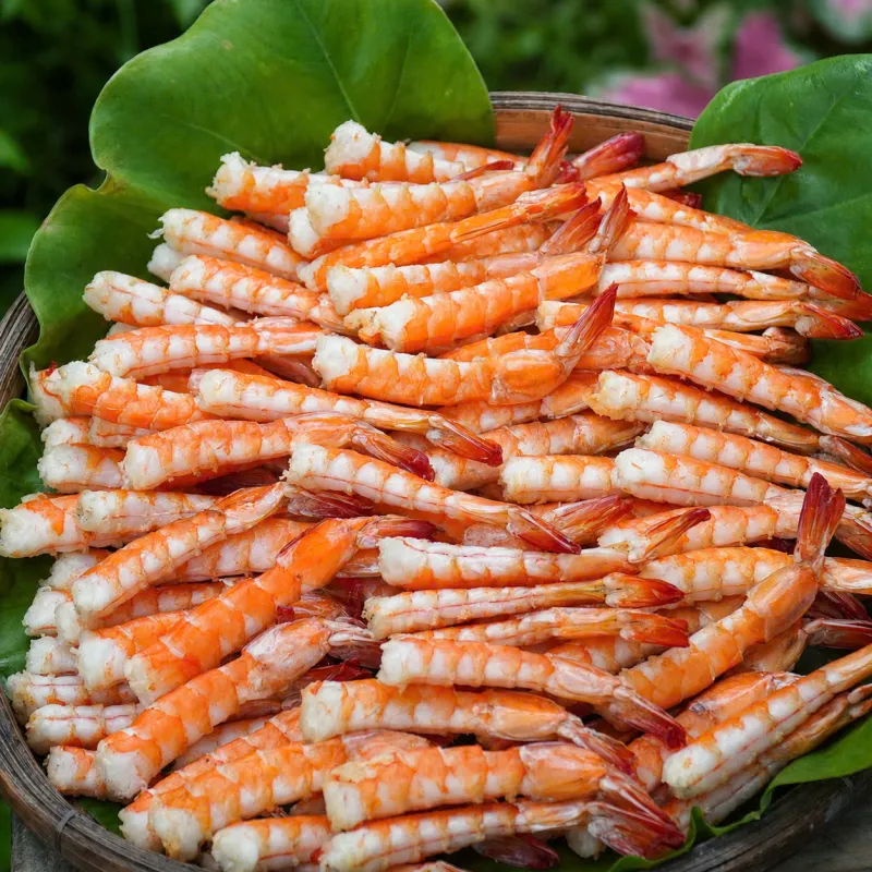 Tôm chân trắng sấy dẻo thành phẩm xếp đầy mẹt tre